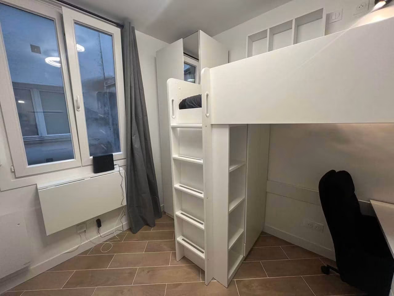 Silla en el centro de París, 02, 1050.00 EUR