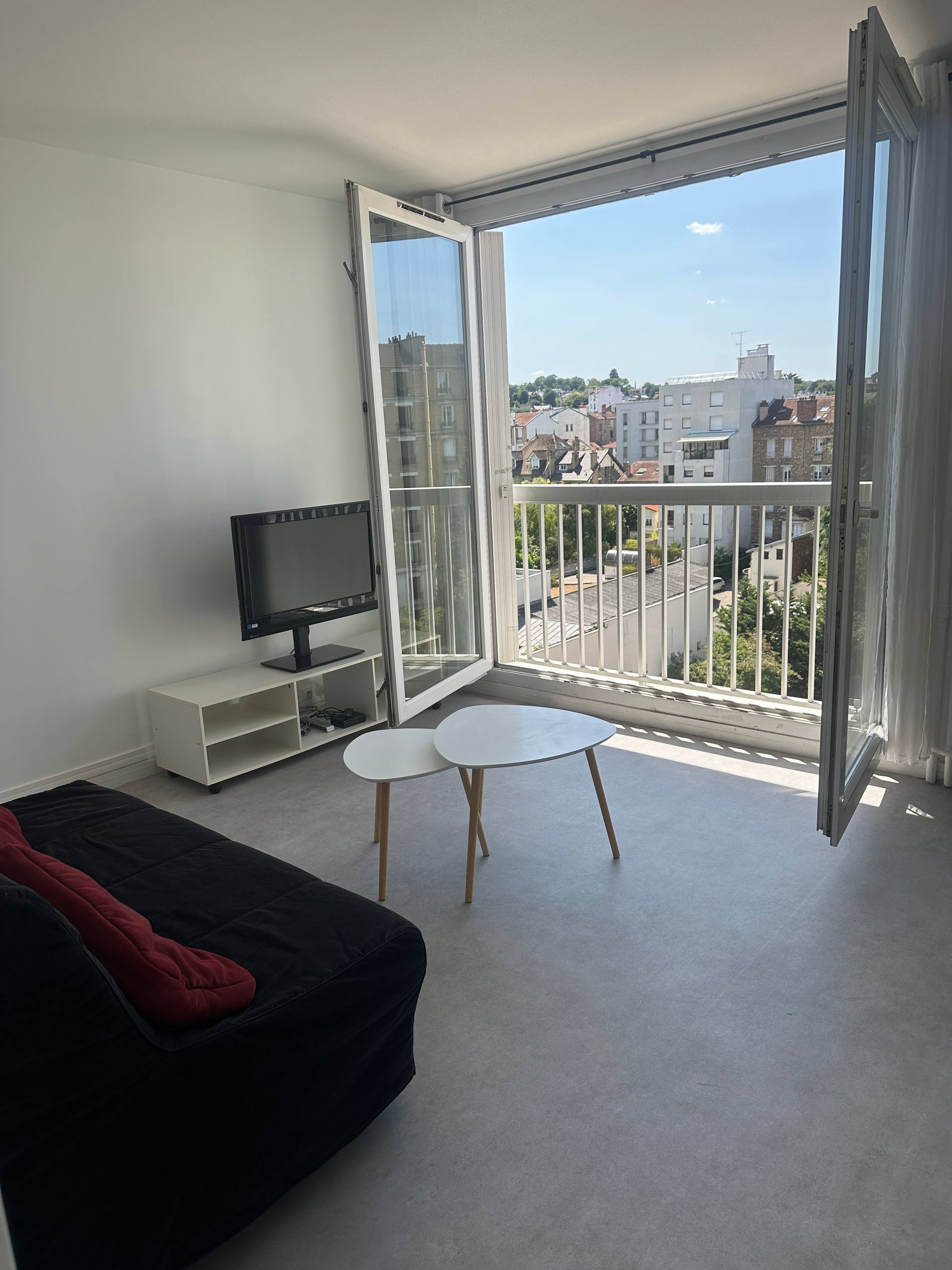 Large studio in Clamart, suburb, 880.00 EUR
